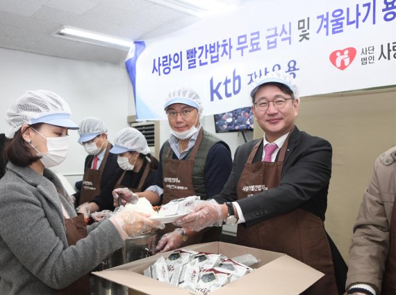 KTB자산운용 김태우 대표(오른쪽)가 지난 14일 서울역 무료급식소에서 배식 봉사를 하고 있다. KTB자산운용 제공