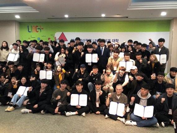 '2018 부산권역 LINC+ 15개 대학 연합 캡스톤디자인 경진대회' 참가 대학생들이 기념촬영을 하고 있다. 동아대 제공