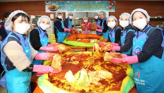 17일 서울 아현동 서울마포경찰서에서 애경산업 임직원 60여명이 ‘사랑의 김장 나눔 행사’를 진행했다.