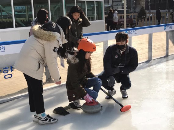 ▲ 서울광장 스케이트장애서 컬링을 배우는 시민. 사진=서울시청 제공