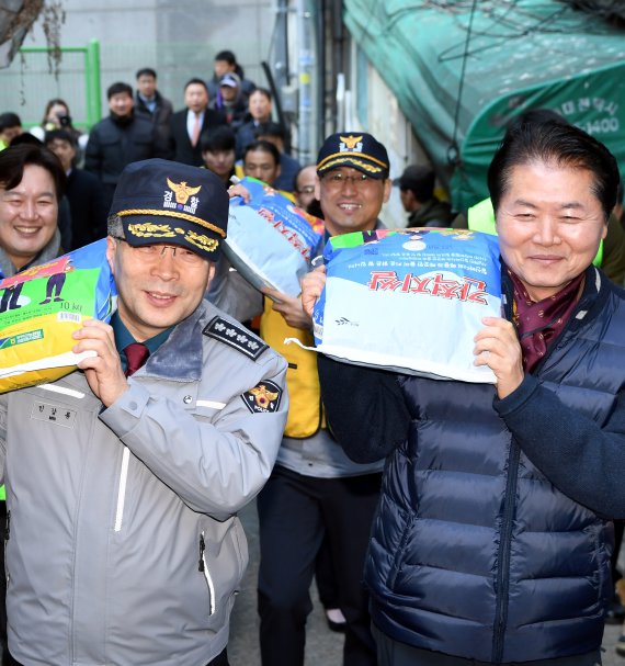 생필품 전달하는 민갑룡 청장-김병원 회장