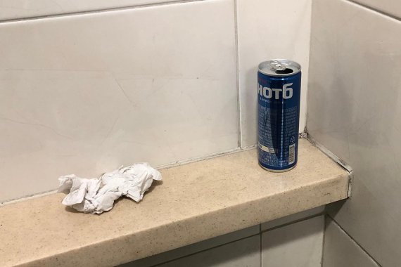 종각역 남자 화장실 내부에 음료수 캔과 휴지가 버려져 있다. 사진=조재형 기자