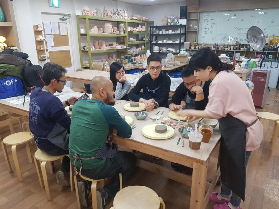 롯데케미칼 우수 직원들이 해외인력교류 프로그램에 참가해 도자기 만들기 체험을 하고 있다. /사진=롯데케미칼