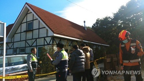 18일 오후 1시 12분께 강원 강릉시 경포의 한 펜션에서 수능 시험을 끝낸 남학생 추정되는 10명이 단체 숙박 중 의식을 잃거나 사망한 숙박업소 현장에서 소방관 등 관계자들이 통제하고 있다. [사진=연합뉴스]