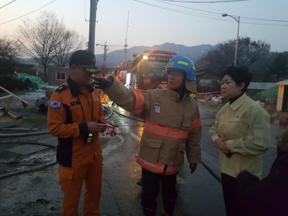 윤미현 과천시의장 갈현동 화재현장 소방대원 격려. 사진제공=과천시의회