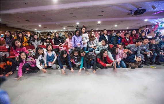 과학창의재단이 지난 17일 주관한 ‘청소년과학탐구반(YSC)과 함께하는 크리스마스 과학강연’ 행사에 참여한 초등학생들이 밝은 표정으로 공연에 집중하고 있다.