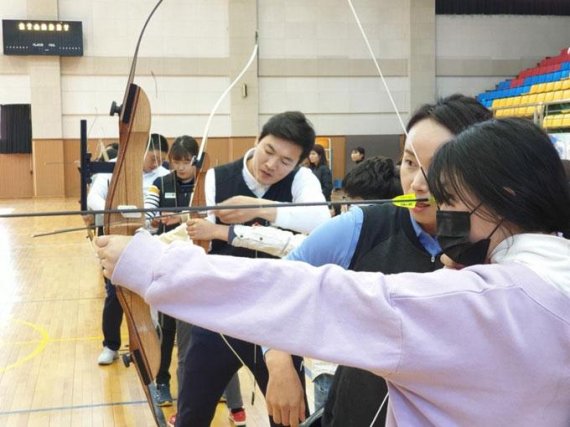 동계 전지훈련을 위해 제주를 찾은 현대제철과 현대백화점 양궁선수단이 성산포 주민들을 대상으로 양궁교실을 진행하고 있다.