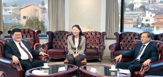 유남석 헌법재판소장(오른쪽)은 18일 오후 3시 한국 헌법재판소를 방문한 오드바야르 도르지 몽골 헌법재판소장(왼쪽) 등 몽골 재판관 일행을 접견해 양 기관의 IT 교류협력을 주제로 환담을 나눴다.