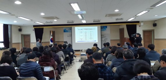대전시가 19일 대전 유성구 관평동 주민센터 회의실에서 지역주민을 대상으로 2018년 측정결과 주민설명회를 개최하고 있다.