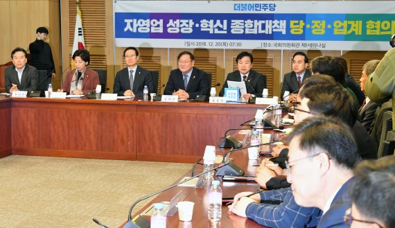 자영업 대책 당정업계 협의에서 발언하는 중기부장관