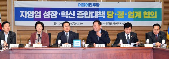 홍종학 중소벤처기업부 장관(오른쪽 두번째)이 20일 오전 서울 여의도 국회 의원회관에서 열린 더불어민주당과 자영업 성장·혁신 종합대책 당·정·업계협의에서 자료를 검토하고 있다. 사진=서동일 기자