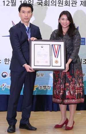 19일 '대한민국사회공헌대상 고객만족서비스경영대상' 시상식에서 아워홈은 사회공헌부문 식약처장상을 수상했다. 아워홈 송수인 경영지원부실장(왼쪽)과 이자스민 전 국회의원이 기념촬영을 하고 있다.