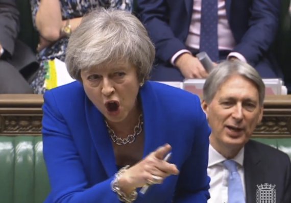 테리사 메이 영국 총리가 19일(현지시간) 수도 런던의 하원에서 유럽연합 탈퇴 합의를 둘러싸고 야당 의원들과 설전을 벌이고 있다.AP연합뉴스