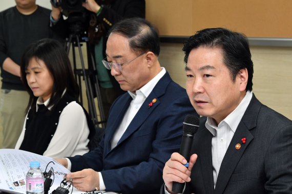 자영업 현장소통 간담회에서 발언하는 중기부장관