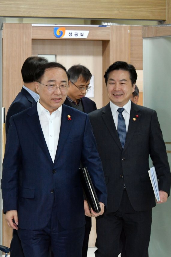 자영업 현장소통 간담회 참석하는 부총리와 중기부장관