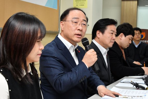 자영업 현장소통 간담회 모두발언하는 경제부총리