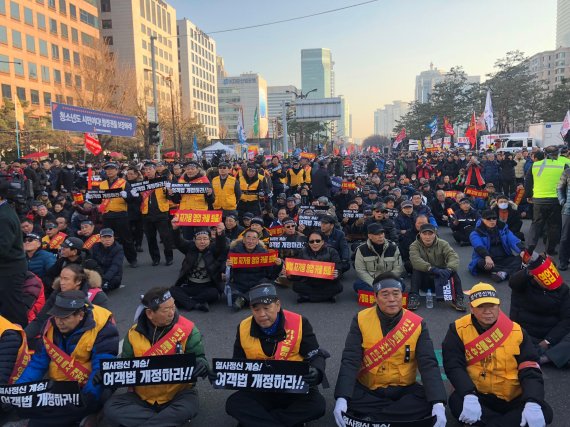 20일 오후 서울 여의도 국회 앞에 택시 기사들이 '제3차 택시 생존권 사수 결의대회'를 열었다. 사진=김주영 수습기자
