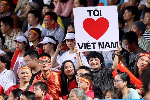 ▲ 베트남 시민들이 베트남 축구팀을 응원하고 있다.