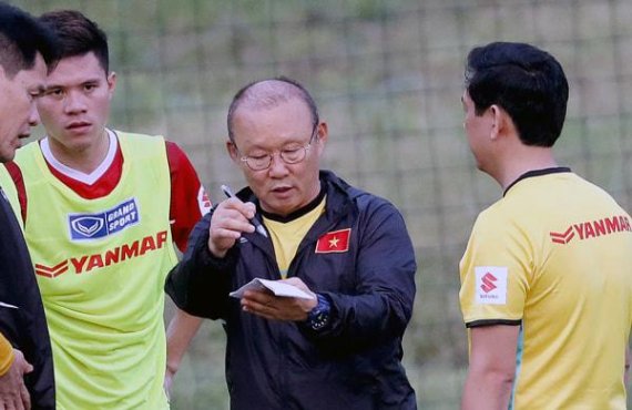 ▲ 박항서 베트남축구대표팀이 코치들과 논의을 하고 있다.
