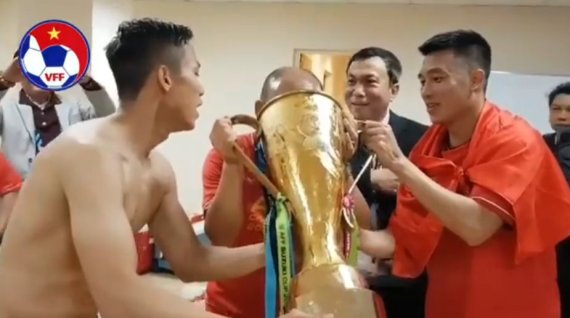 ▲ 박항서 베트남축구대표팀 감독이 2018 AFF 스즈키컵에 술을 담아 마시고 있다.
