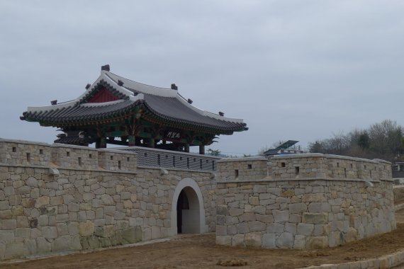 지난 1993년 남고문을 시작으로 25년 간 진행돼온 나주읍성 4대문 복원사업이 북망문 복원공사를 끝으로 마무리된다. 사진은 24일 낙성식이 열릴 예정인 북망문 전경.