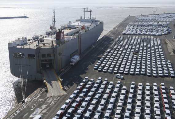 epa07243062 (FILE) - Volkswagen cars for export wait for shipping at the port in Emden, Germany, 09 March 2018 (reissued 21 December 2018). EPA/DAVID HECKER *** Local Caption *** 54804398 /사진=연합 지면외신화상