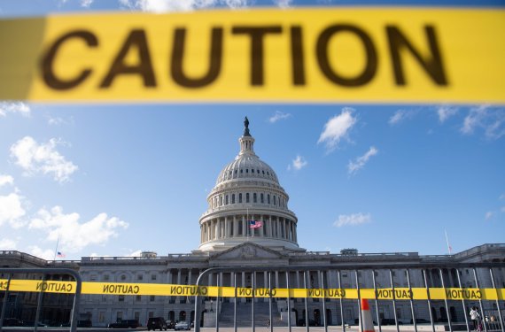 미국 워싱턴DC 의회 주변에 21일(현지시간) 셧다운(일시적 업무 정지)에 대비한 출입 금지 테이프가 둘러져 있다.AFP연합뉴스