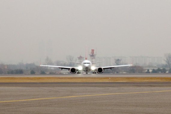 난21일 김포국제공항에 첫 착륙한 이스타항공의 MAX 8 항공기가 주기장으로 들어오고 있다./사진=이스타항공 제공