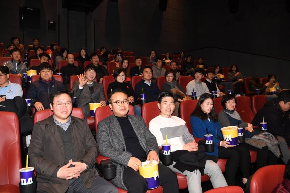 김상호 하남시장(뒷줄 왼쪽에서 다섯번째) 직원과 영화 관람. 사진제공=하남시