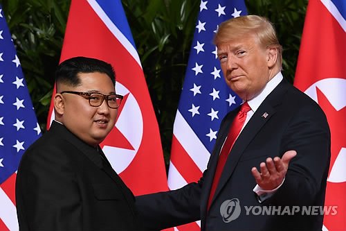 지난 6월 북미정상회담 당시 김정은 국무위원장(왼쪽)과 도널드 트럼프 대통령. [연합뉴스 자료사진]