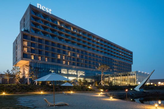 인천 영종도에 위치한 네스트호텔은 국내 최초로 스타우드 디잔인 호텔스 멤버에 등재된 호텔이다. 네스트호텔 제공