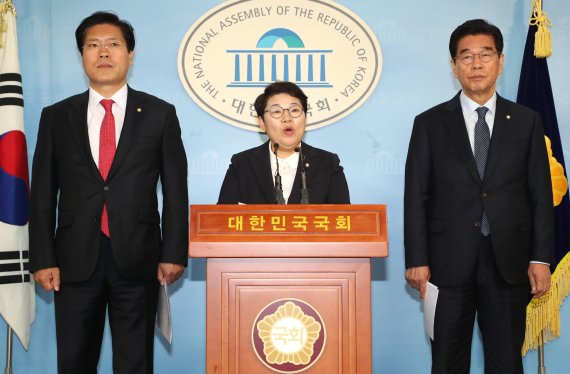 국회 환경노동위원회 자유한국당 소속 임이자(가운데), 문진국 의원과 국토교통위원회 송석준 위원(왼쪽)이 23일 오후 서울 여의도 국회에서 '택시업계 생존권 보호를 위한 TF' 기자회견을 하고 있다. 연합뉴스