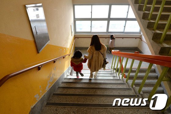 서울시내 한 초등학교에서 입학을 앞둔 어린이와 학부모가 교실을 둘러본 뒤 학교를 나서고 있다. /사진=뉴스원