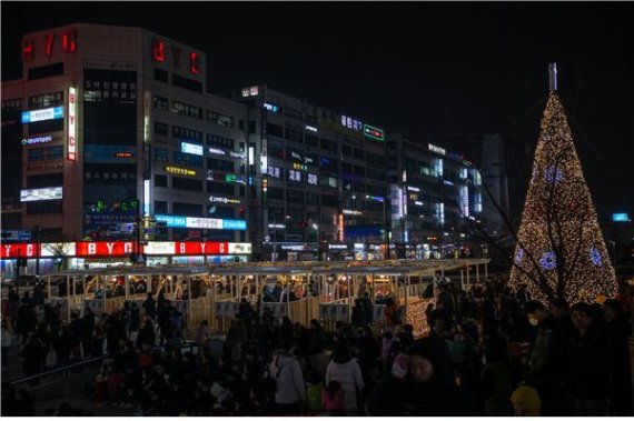 안산국제거리극축제 겨울 시즌 프로그램-크리스마스 마켓 전경. 사진제공=안산문화재단