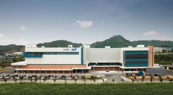 한국콜마는 직원의 30% 이상이 연구원으로 구성돼 있으며 연 매출의 5% 이상을 신소재, 신기술 연구 개발에 지속적으로 투자하고 있다. 한국콜마 제공