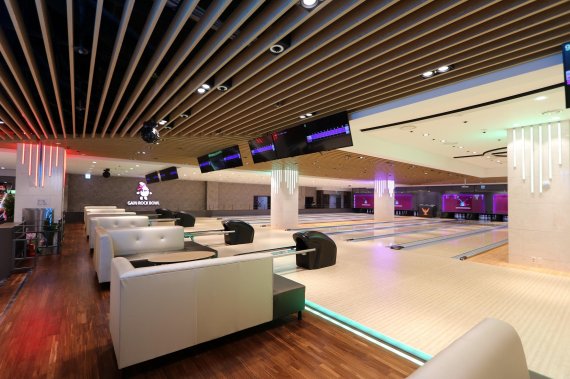 롯데호텔제주에서 선보인 멀티 놀이 공간 '플레이토피아'의 패밀리 락 볼링장 '가인'. 이 곳에는 온 가족이 함께 볼링을 즐길 수 있도록 어린이 전용 레인이 있다는 점이 특징이다. 롯데호텔제주 제공