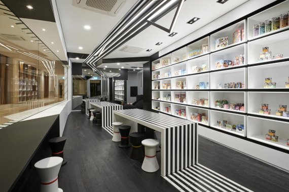 해비치 호텔앤드리조트 제주가 선보인 보드게임 공간 '모드락'은 초등학생 이상 자녀를 둔 고객들을 위한 공간이다. '보드게임&카페존'과 '대형 게임 존'으로 구성돼 있다. 해비치 호텔앤드리조트 제주 제공