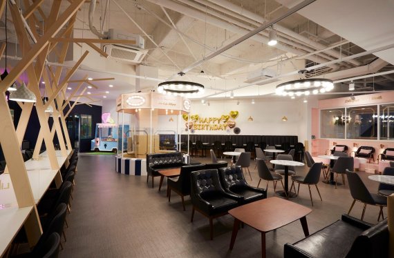 메종글래드 제주의 프리미엄 키즈 카페 '릴리펏'은 놀이시설과 이탈리안 레스토랑이 결합돼 부모도 휴식할 수 있어 투숙객들 뿐만 아니라 제주도민들에게도 '핫플레이스'로 떠올랐다. 메종글래드 제주 제공