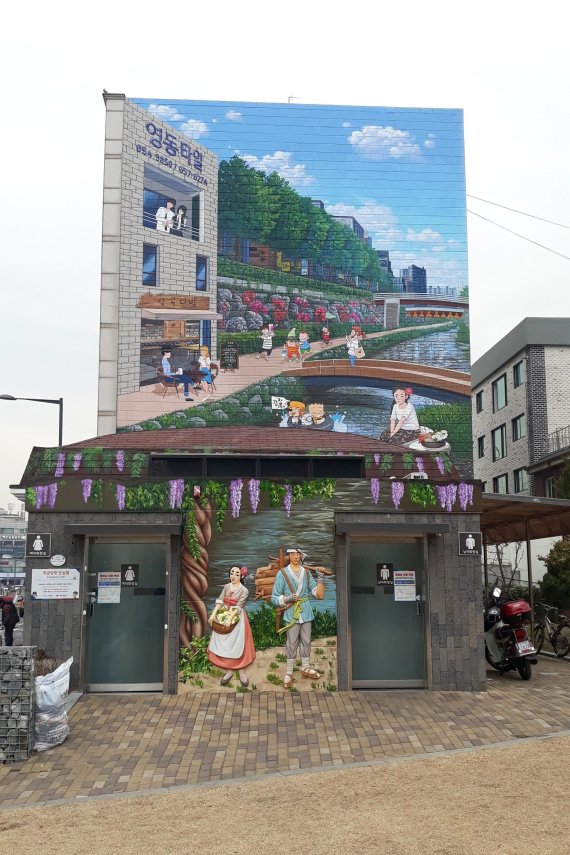 부천 영동빌딩과 봄비공원에 조성된 대형만화벽화. 사진제공=부천시