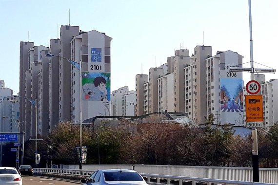 부천 다정한마을 뜨란채아파트에 그려진 스프릿핑거스. 사진제공=부천시