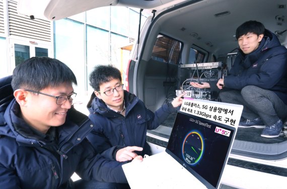 LG유플러스 직원들이 서울시 강서구 LG마곡사이언스파크 인근 5G 상용망에서 5G 단말을 통해 최고 속도 등을 테스트하고 있다. LG유플러스 제공