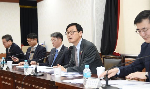 이호승 기획재정부 1차관(왼쪽 4번째)이 26일 열린 거시경제금융회의에서 발언하고 있다. 사진=기획재정부
