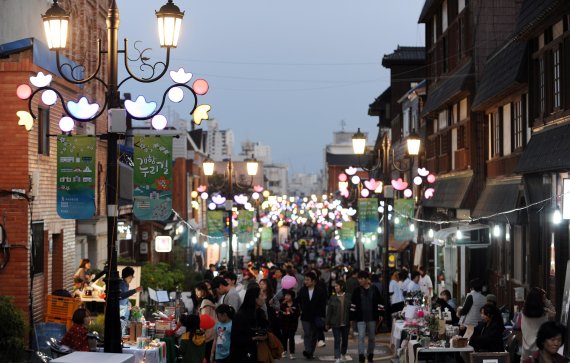 인천 월미도, 차이나타운 등에 비해 상대적으로 알려지지 않은 인천항 인근 개항장의 활성화를 위한 사업이 추진된다. 사진은 관광객이 개항장의 현대역사문화를 구경하고 있는 전경.