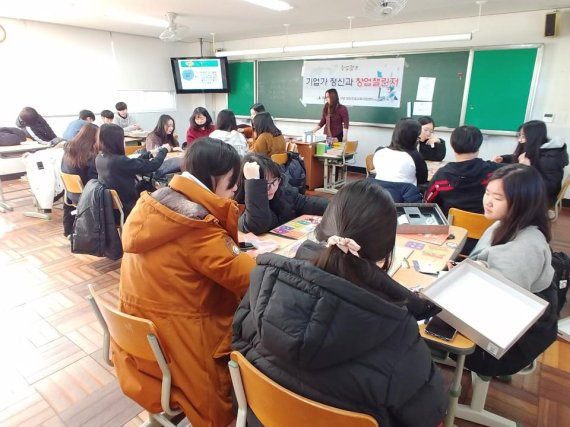 경남 영산대(와이즈유)가 지난 24일부터 26일까지 경남 양산지역 고교 3학년을 대상으로 청소년 진로 지원을 위한 ‘찾아가는 진로·창업 지원서비스’ 프로그램을 진행했다./사진=와이즈유