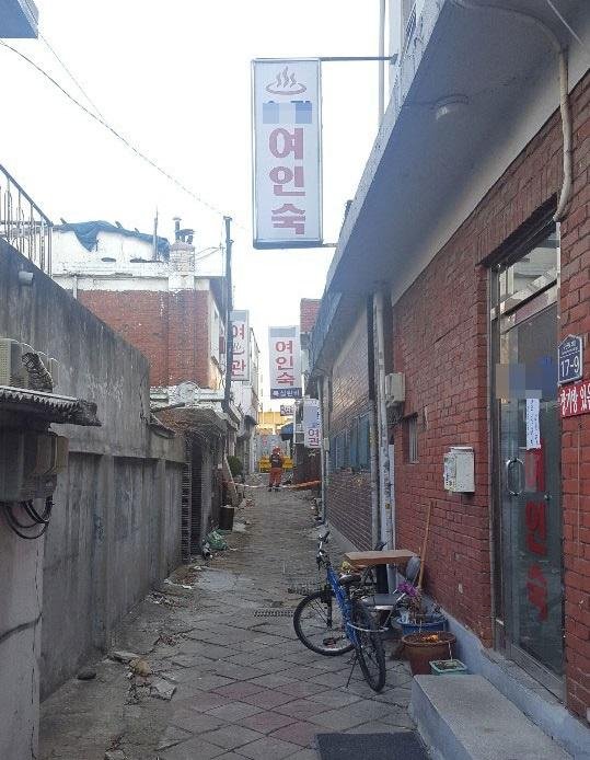 서울시 강동구 천호2구역 일대 낙후된 여관 골목. [사진=윤홍집 기자]