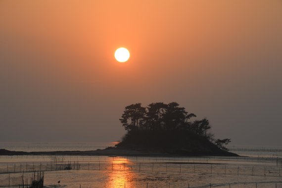 전남 순천만은 한 해를 마무리하기 위한 해넘이 여행지로 제격이다. 순천만에 자리잡은 와온마을 앞바다 꽃섬을 배경으로 해가 저물고 있다. 사진=조용철 기자