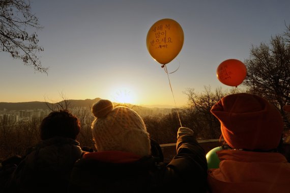 지난 1월 1일, 배봉산에서 바라본 2018년 무술년 첫 해. 해맞이 관광객들이 배봉산 너머로 떠오르는 새해 일출을 감상하고 있다.