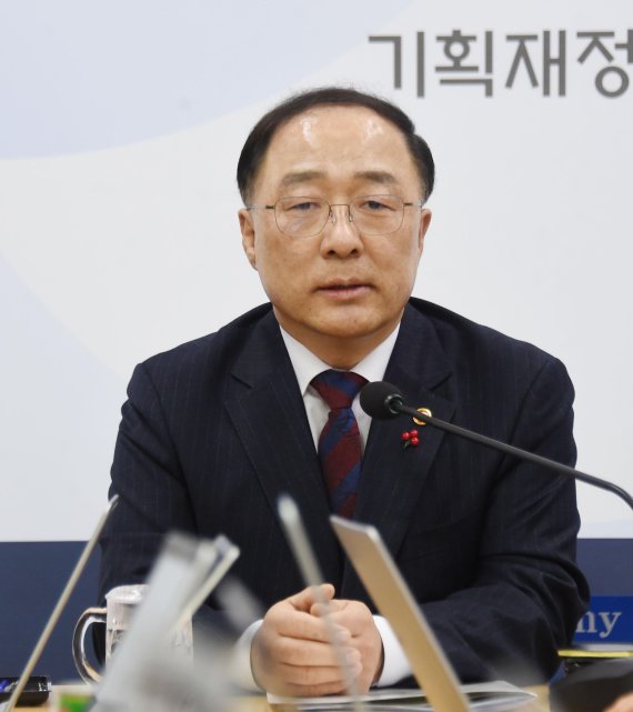 홍남기, "최저임금 결정 구조 이원화 방안 중점 검토... 내년 1월 경영계 만날 것"