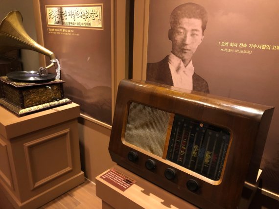 울산 고복수 음악살롱에 전시되고 있는 라이오와 축음기.