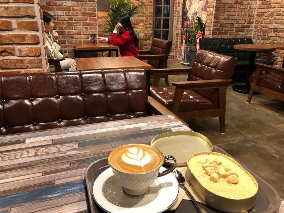 울산 고복수 음악살롱 2층의 카페에서는 다양한 음료와 디저트를 즐길 수 있다.